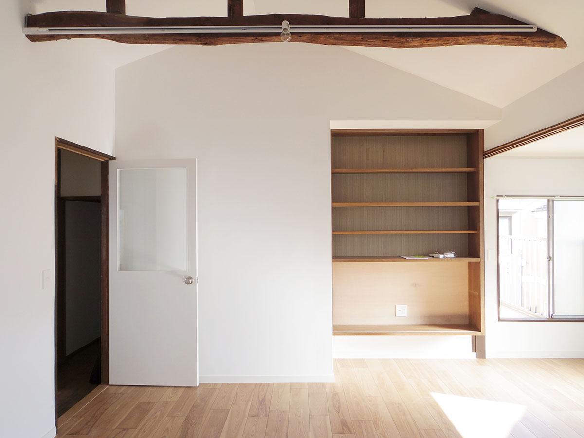 リビングは日当たりがよくあたたかい。白い建具もいい雰囲気
