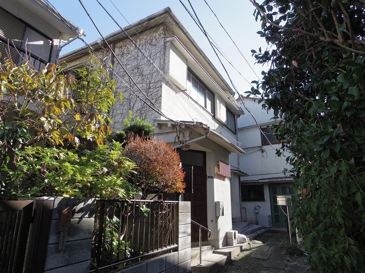 外観。周辺は戸建てが密集している