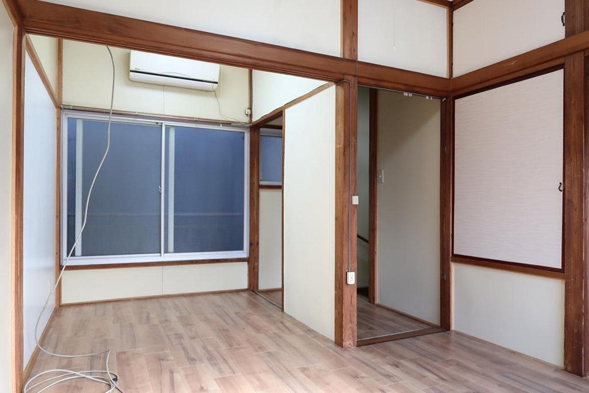 2階:木がところどころに用いられた、あたたかい雰囲気の室内