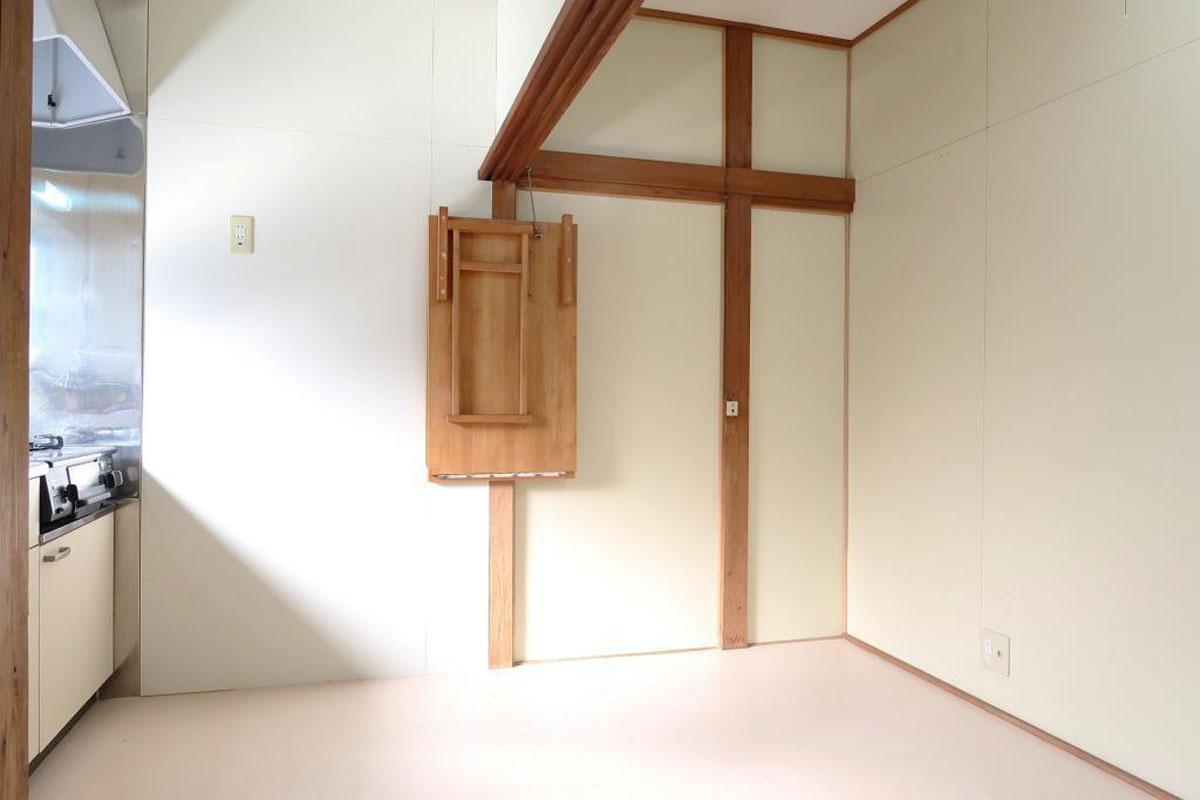 1階:中央にあるのは備え付けのテーブル