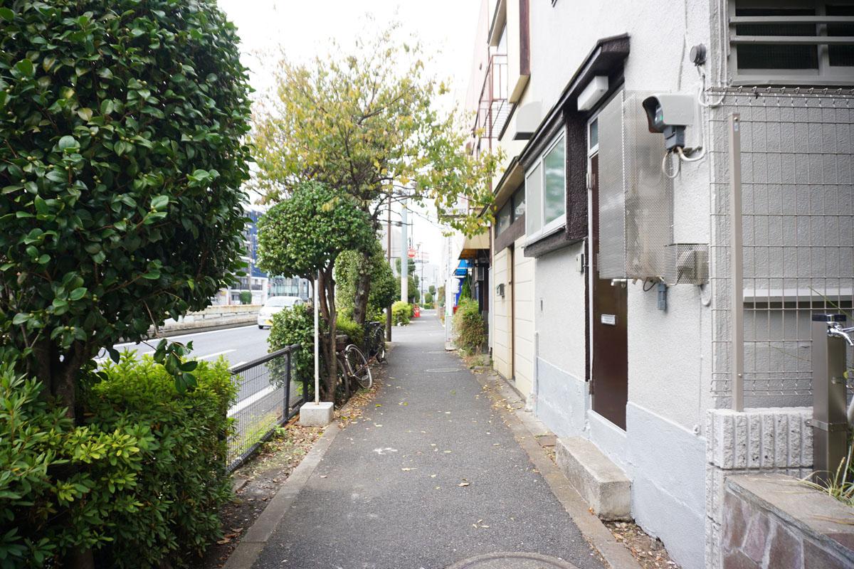 全面道路、数軒先には昔ながらのご飯屋さんがある