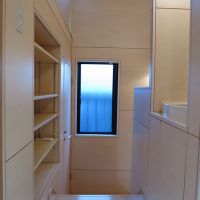 横浜市神奈川区大口通の賃貸物件/洗面は階段部分にあります。背面は収納になっているので、不便なさそう。