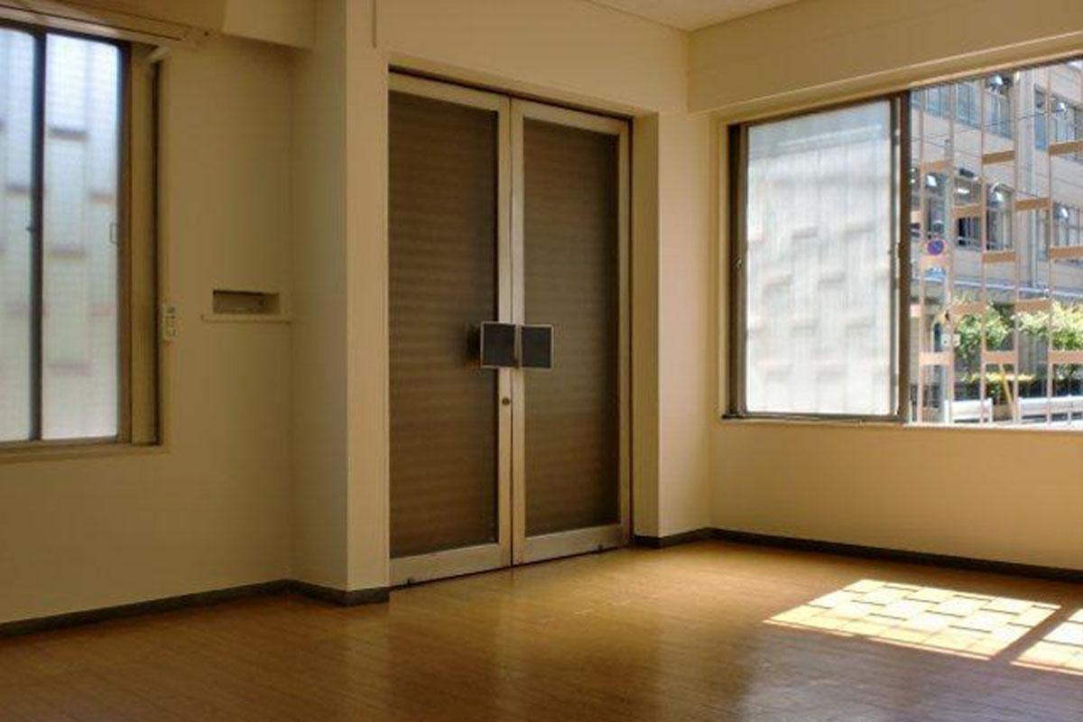 室内は明るい、窓と玄関開き戸はすりガラス