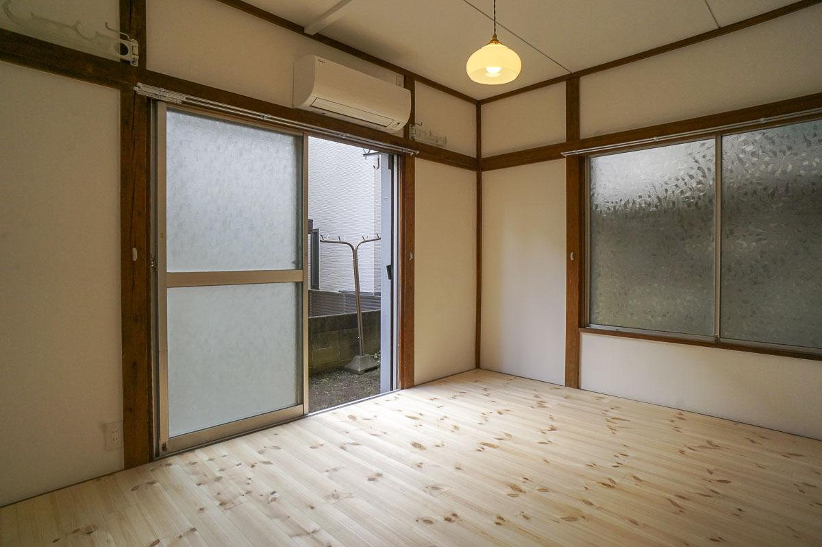 大田区南千束の賃貸物件/6畳の部屋：窓が多く、明るい室内