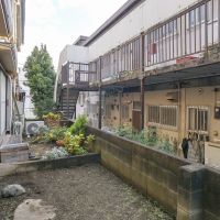 大田区南千束の賃貸物件/庭は1階の他の部屋、向かいのアパートと壁で遮られていないので、緑などを置きたいところ