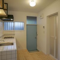 大田区南千束の賃貸物件/玄関とキッチン