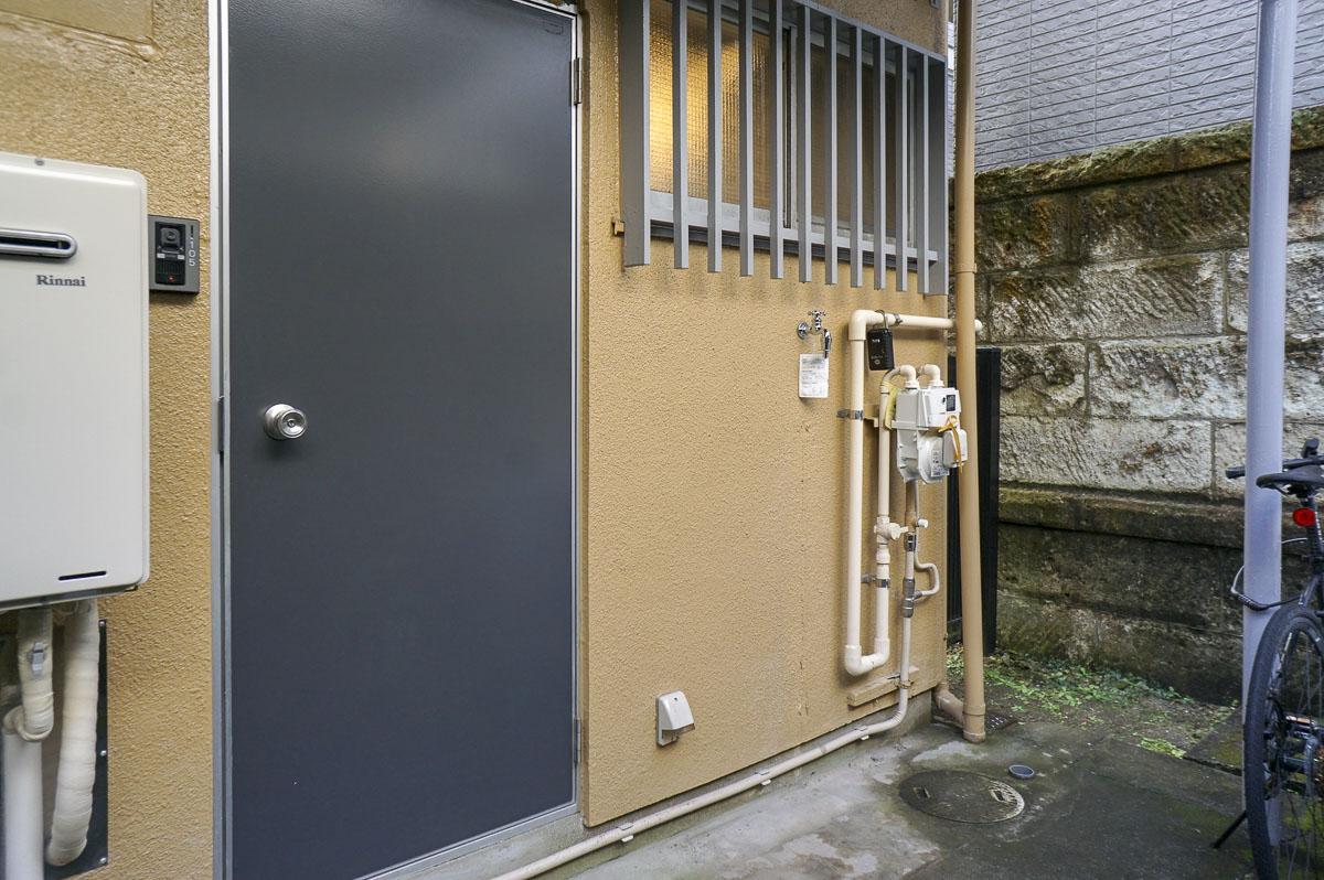 大田区南千束の賃貸物件/洗濯機置き場は外、玄関の横です