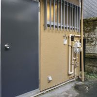 大田区南千束の賃貸物件/洗濯機置き場は外、玄関の横です