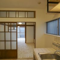 大田区南千束の賃貸物件/キッチンからの視点：奥行きがあるタイプの2DK