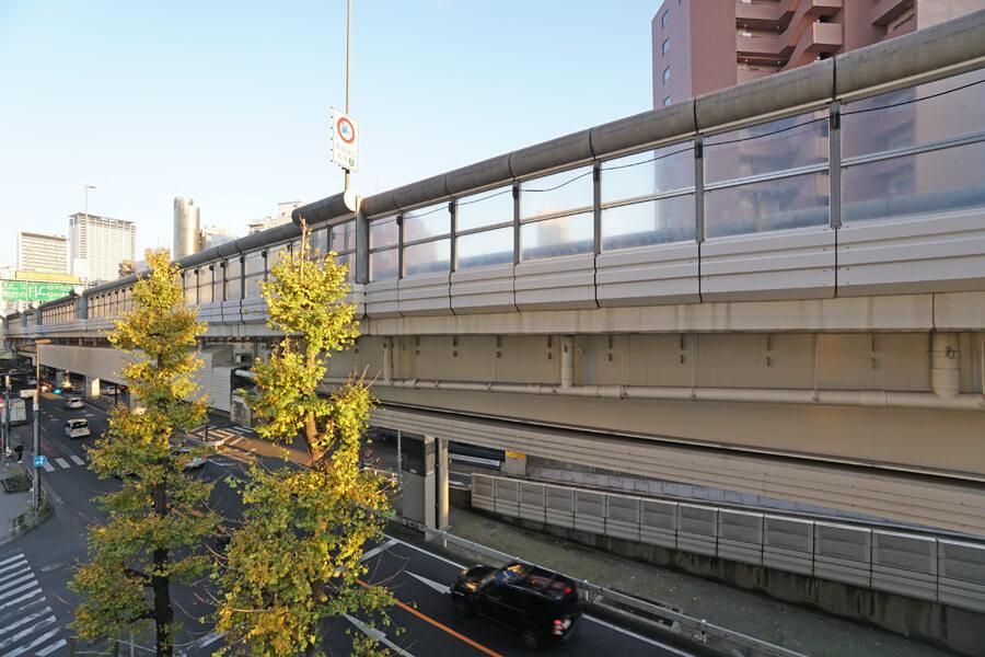 窓からは街路樹と高速道路。窓を閉めれば車の音は気になりませんでした