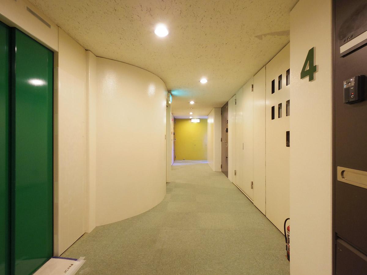 港区赤坂の賃貸物件/レトロな色合いの共有部。曲線や壁の色がすてき　※写真は4階