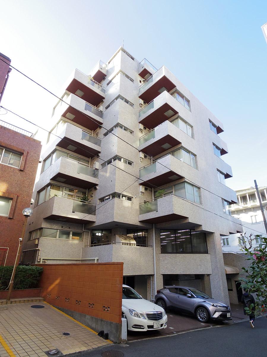 港区赤坂の賃貸物件/駐車場は建物裏側。