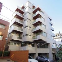 港区赤坂の賃貸物件/駐車場は建物裏側。