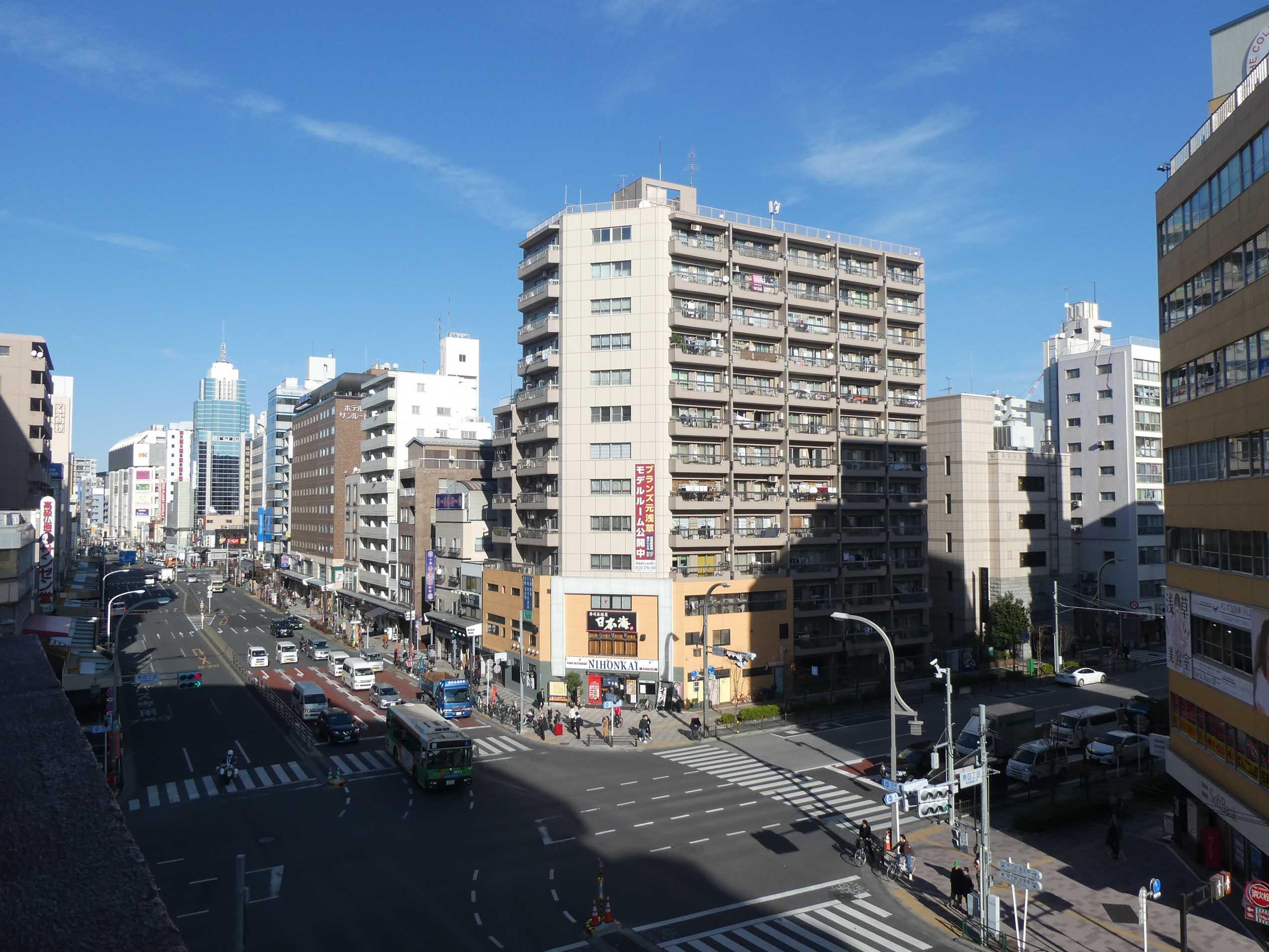 東側に国際通りと浅草通りの大きな交差点が見える