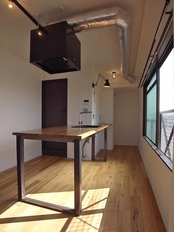 世田谷区若林の賃貸物件/キッチンの奥には冷蔵庫置き場。家電製品を置くスペースもある