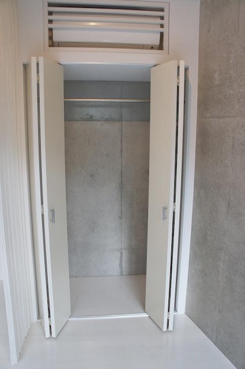 横浜市神奈川区入江の賃貸物件/エアコンは壁に埋め込まれているので、スッキリと収まっています