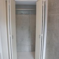 横浜市神奈川区入江の賃貸物件/エアコンは壁に埋め込まれているので、スッキリと収まっています