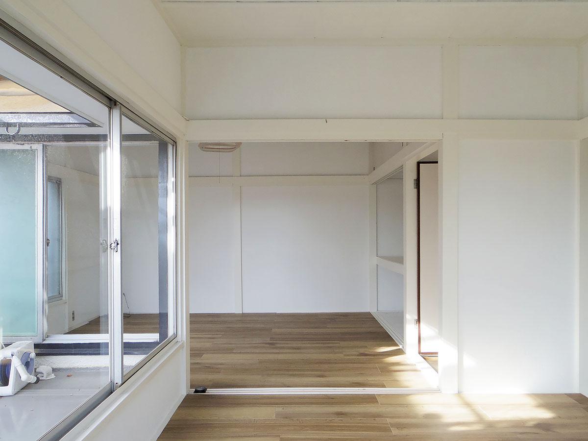 2階。壁面や柱はきれいに白で塗装済み。床はフロアタイル