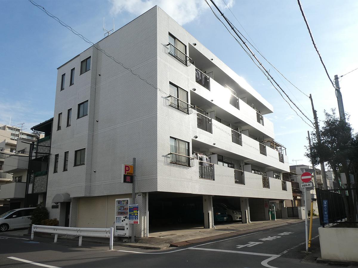 外観。向かいは中学校