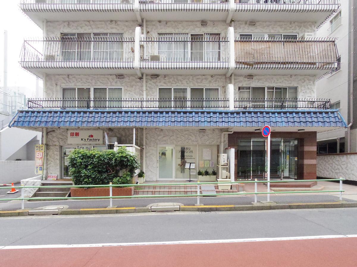 右下がエントランス。1階にはプリント屋と音楽教室