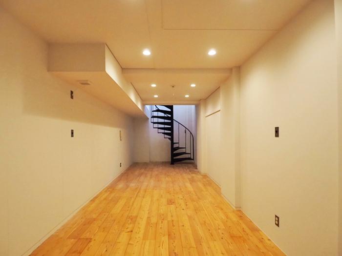千代田区東神田の賃貸物件/地下へはらせん階段で。床は無垢材。土足での利用は相談可能です