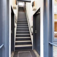 千代田区東神田の賃貸物件/中央の階段室が入り口。上は事務所や住居に使われている
