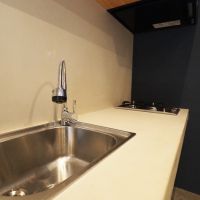 千代田区東神田の賃貸物件/キッチンの天板はモールテックスで造作されている