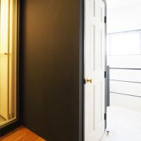 千代田区東神田の賃貸物件/白い扉の中にトイレ
