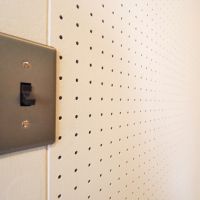 千代田区東神田の賃貸物件/有孔ボードとフラットな壁がミックスされている