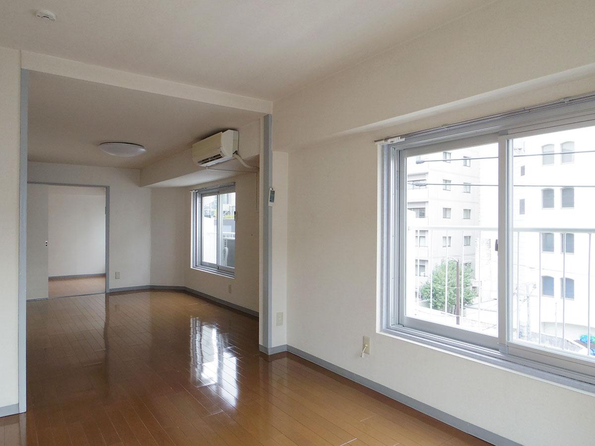 渋谷区千駄ヶ谷の賃貸物件/バルコニー側から見た室内