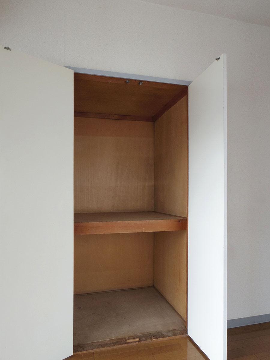 渋谷区千駄ヶ谷の賃貸物件/収納はこの1カ所のみ。ハンガーパイプもないので、ラックや棚を用意する必要がありそう