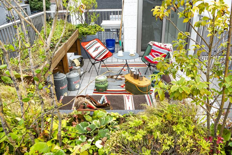 屋上。植栽のプランターやアウトドアチェアが用意されている