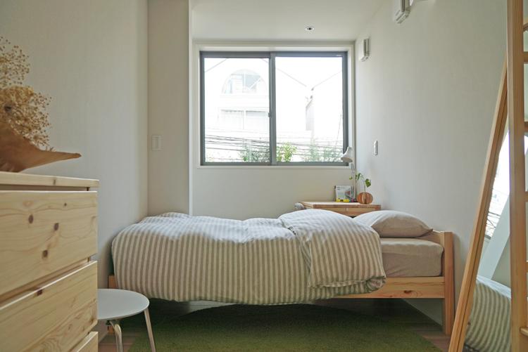 4.1畳の洋室は子ども部屋として程よい広さ。こちらもサンルームとつながったつくり