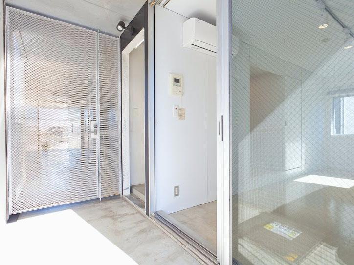 渋谷区上原の賃貸物件/メッシュのドアからテラスに入り、ガラス戸から室内へ