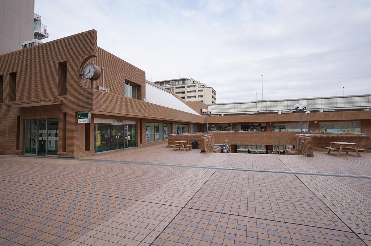マンション敷地には様々な店舗が並びます