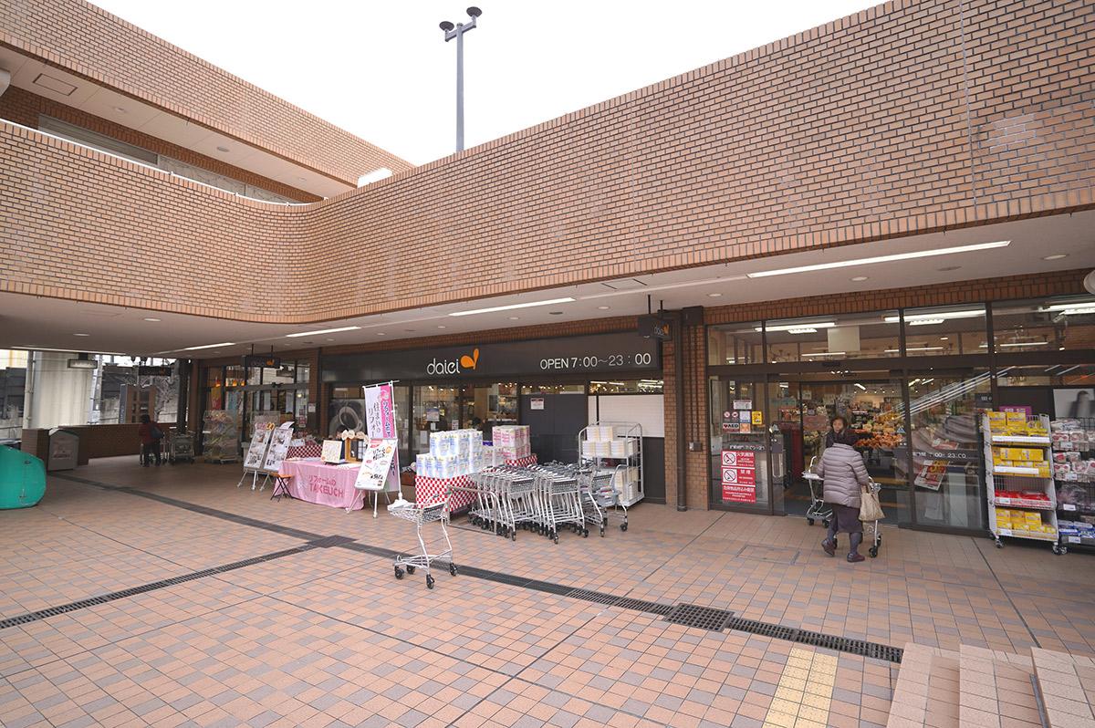 敷地内のスーパー、ダイエーは7時〜23時営業