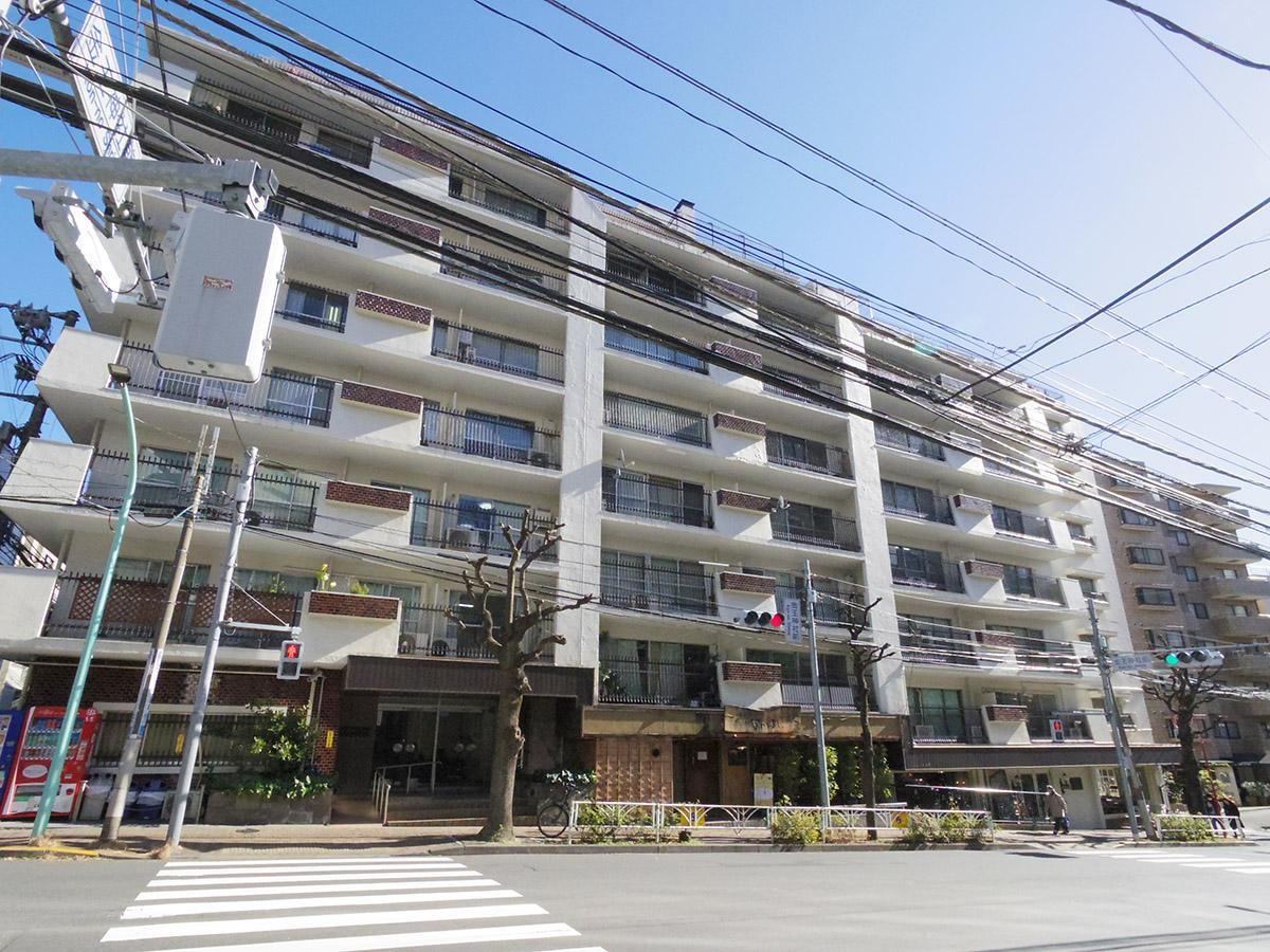 八幡通り沿いに立つレトロマンション