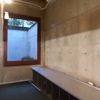 港区南青山の賃貸物件/高い天井に、額縁のような大窓がシンボリック