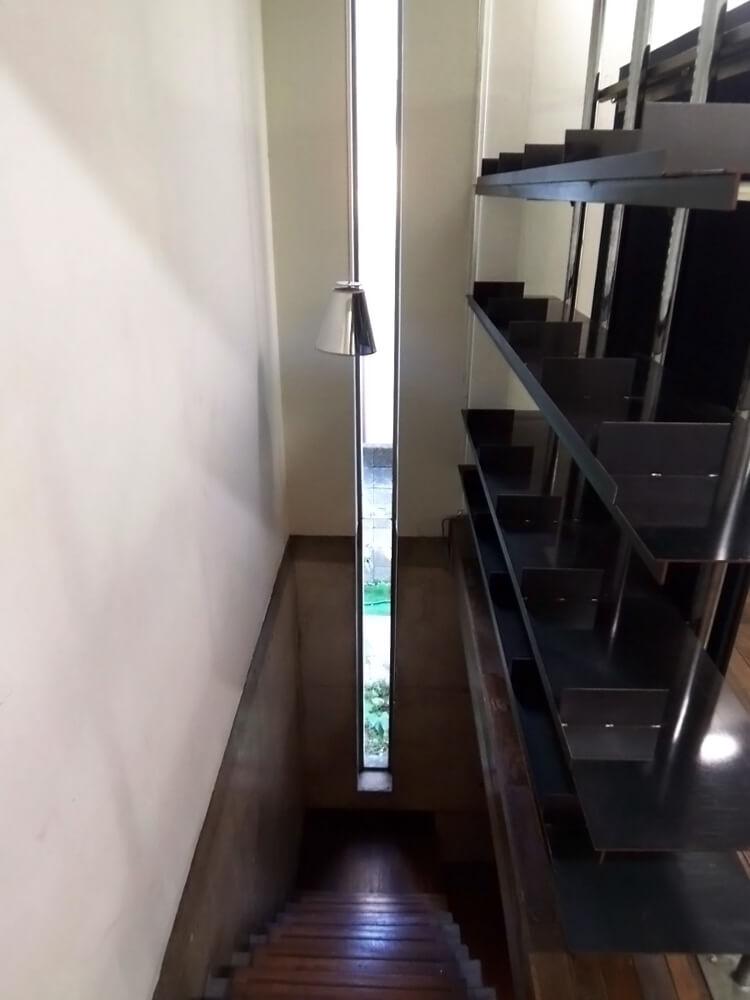 港区南青山の賃貸物件/2層分の高さを貫くスリットの窓