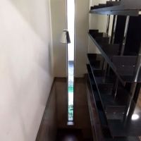 港区南青山の賃貸物件/2層分の高さを貫くスリットの窓