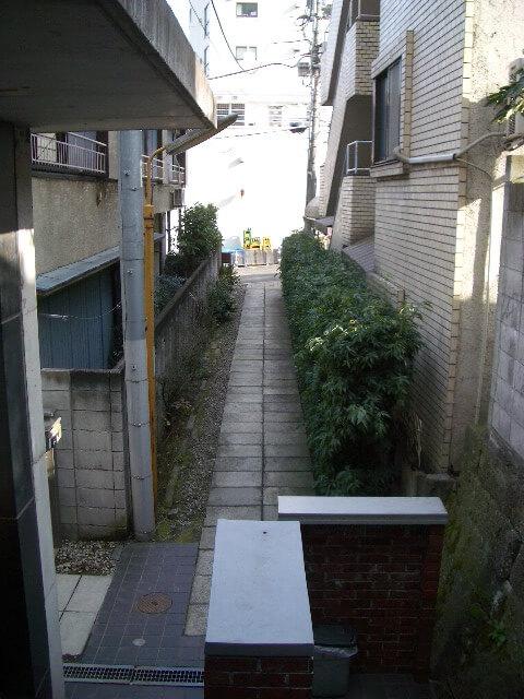 港区南青山の賃貸物件/こんな路地がアプローチ
