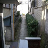 港区南青山の賃貸物件/こんな路地がアプローチ