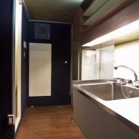 港区南青山の賃貸物件/地下1階部分のキッチン。奥が和室、右手がロフト