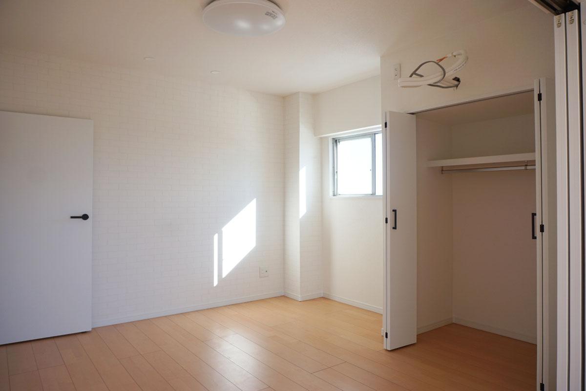 6畳洋室:建具は白にアイアン風の金具