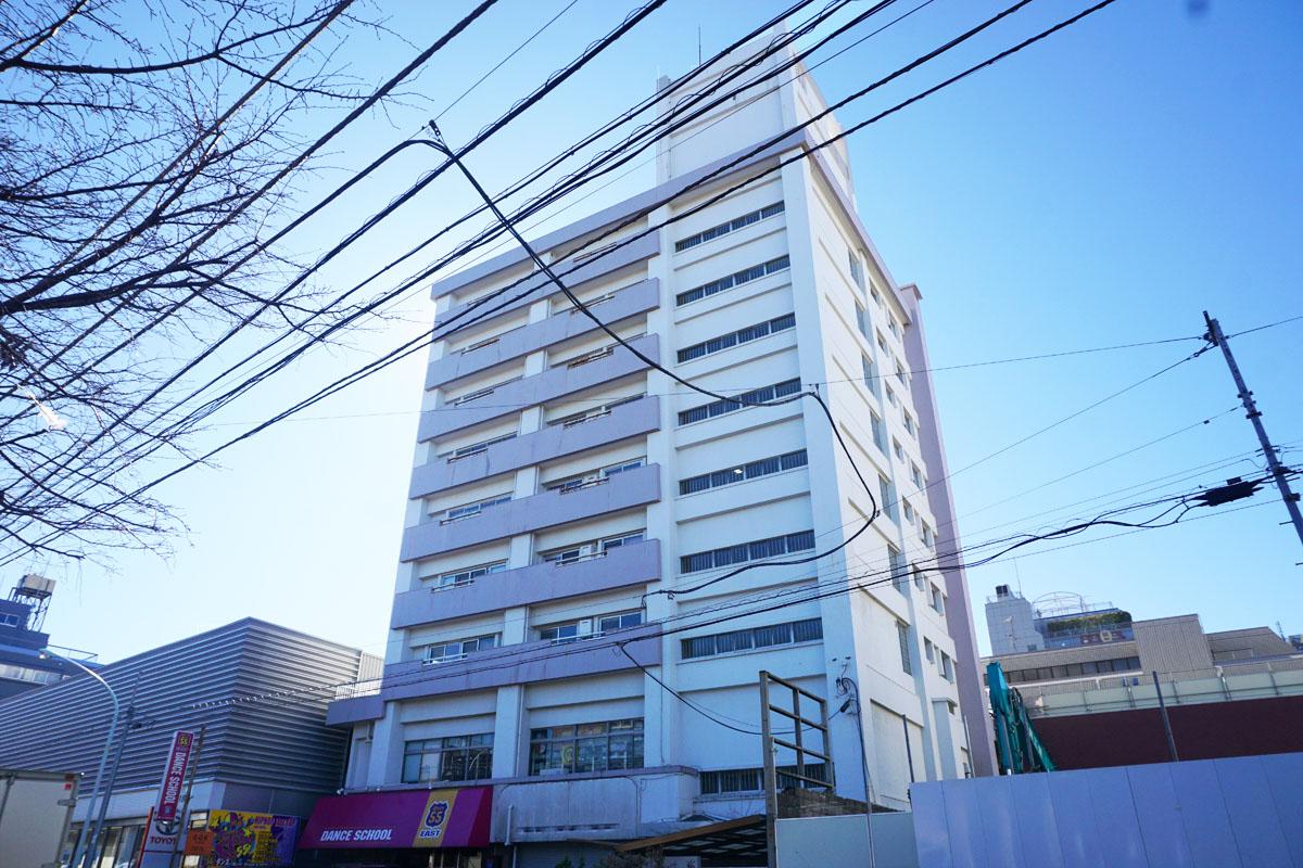 建物外観:2階には雰囲気の良い雑貨屋兼カフェがあるので要チェック!