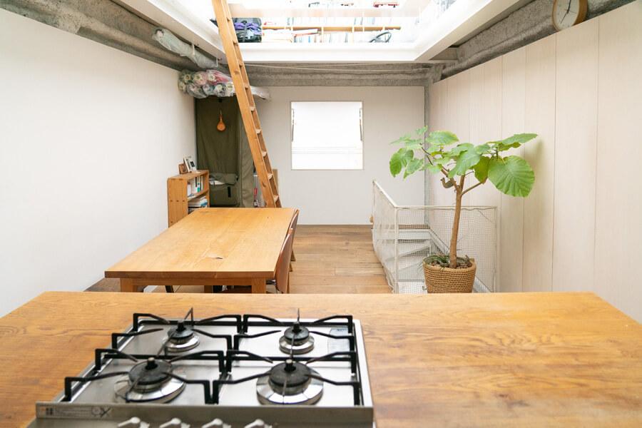 セパレート型の使いやすいキッチン。木の天板はいい感じに経年変化してます