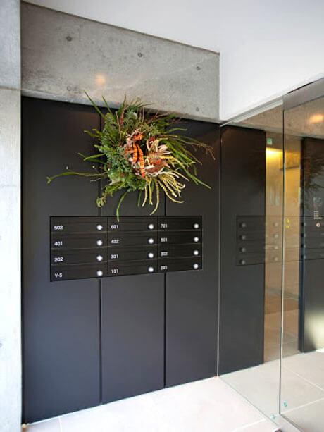 目黒区駒場の賃貸物件/エントランスにオーナーの心配りが感じられる正月飾り（年始の様子）