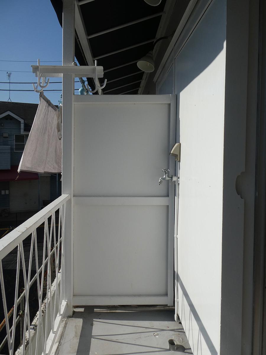 洗濯機置き場は外。ベランダの幅は約70cm