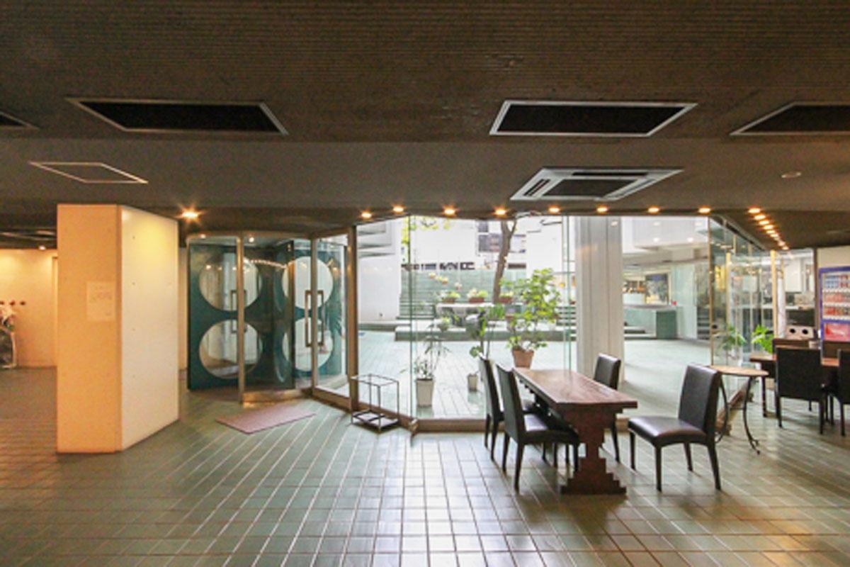 渋谷区渋谷の賃貸物件/開放的なエントランスロビー。中庭を望むぜいたくなつくり
