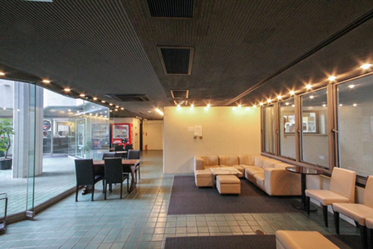 渋谷区渋谷の賃貸物件/開放的なエントランスロビー。ここで打ち合わせをしているかたも多い